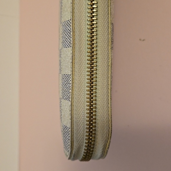 Louis Vuitton Zippy Wallet - Picture 12 of 16